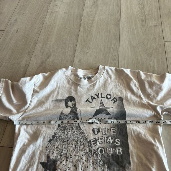 Taylor Swift The Eras Tour T-Shirt L Photo Official Merch Speak Now Enchanted - Picture 4 of 7